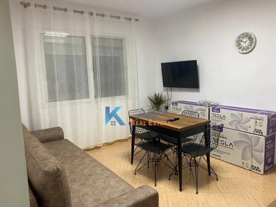 Tirane, jap me qera apartament 1+1 Kati 5, 52 m² 510 € (Qender, afer Postes Qendrore)