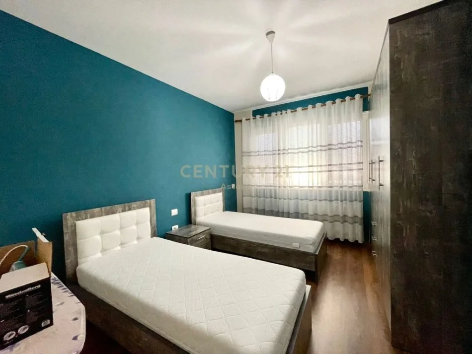 Tirane, jepet me qera apartament 2+1+Ballkon Kati 2, 102 m² 800 € 