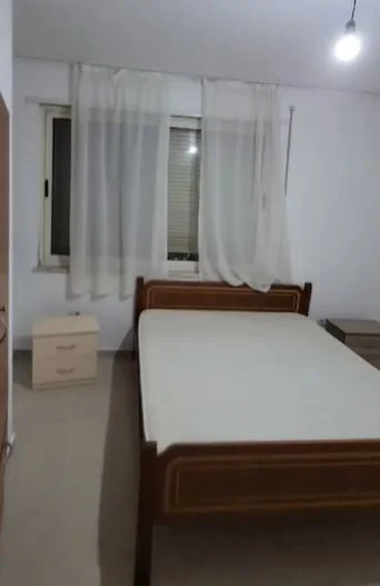 Tirane, jepet me qera apartament 3+1 Kati 1, 80 m² 500 € (Ali Demi)