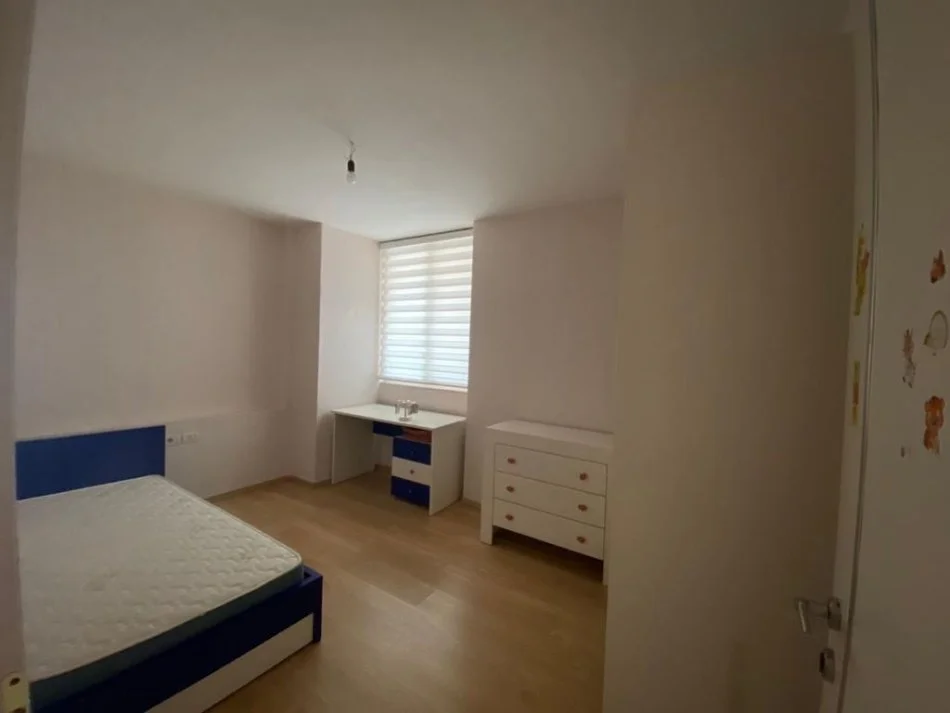Tirane, jepet me qera apartament 2+1 Kati 1, 550 € (Laprake)