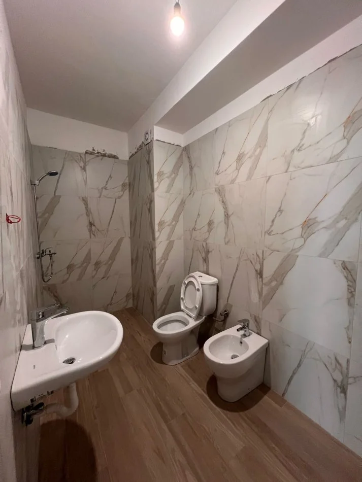 Tirane, jepet me qera apartament 2+1 Kati 2, 112 m² 450 € (Shkoze)