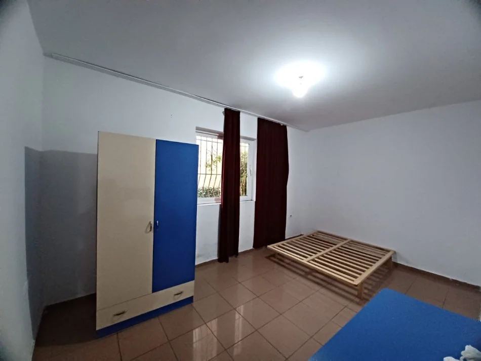 Tirane, jepet me qera apartament 3+1 Kati 1, 120 m² 400 € (Kinostudio)