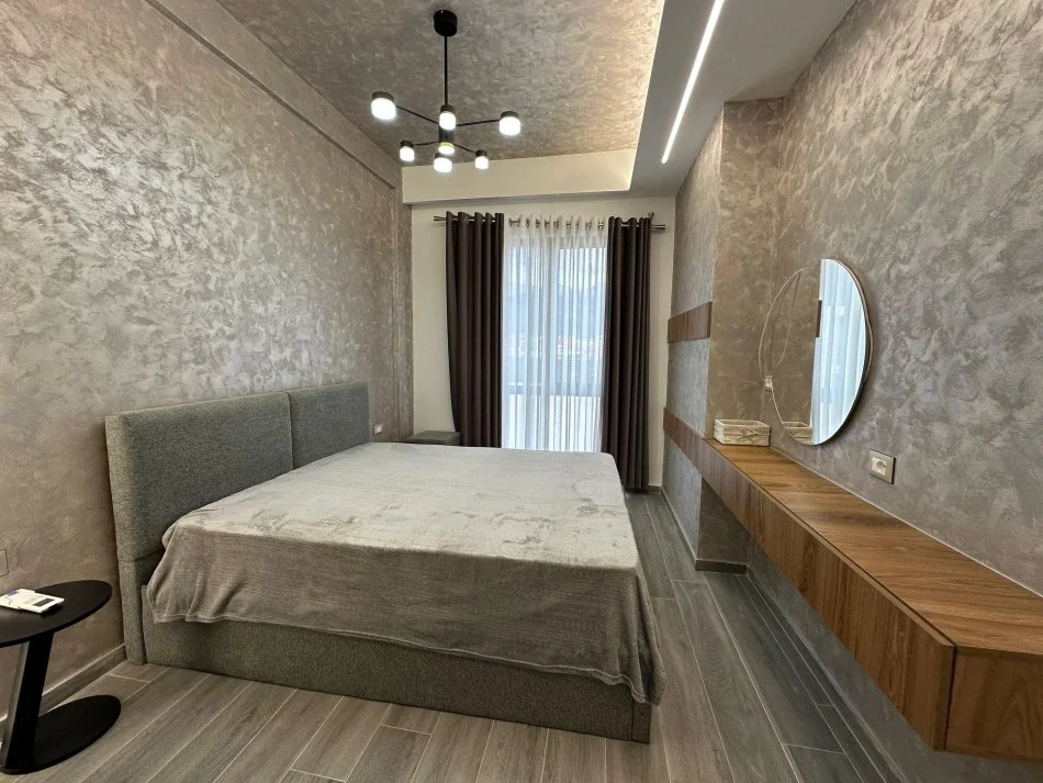 Tirane, jepet me qera apartament 2+1 Kati 5, 107 m² 1.000 € (Shkolla e Kuqe)