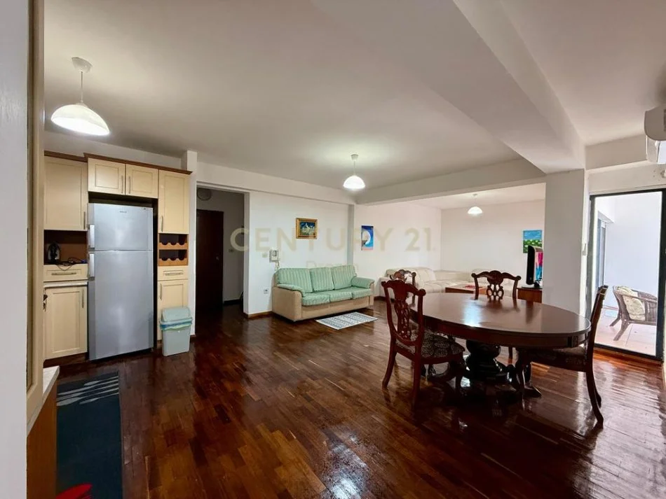 Tirane, jepet me qera apartament 2+1 Kati 5, 120 m² 800 € (Ish-Blloku)