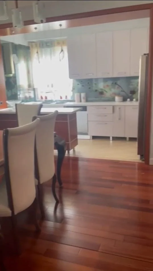 Tirane, jepet me qera apartament 3+1+Ballkon Kati 3, 160 m² 2.000 € (Rruga Ismail Qemali)