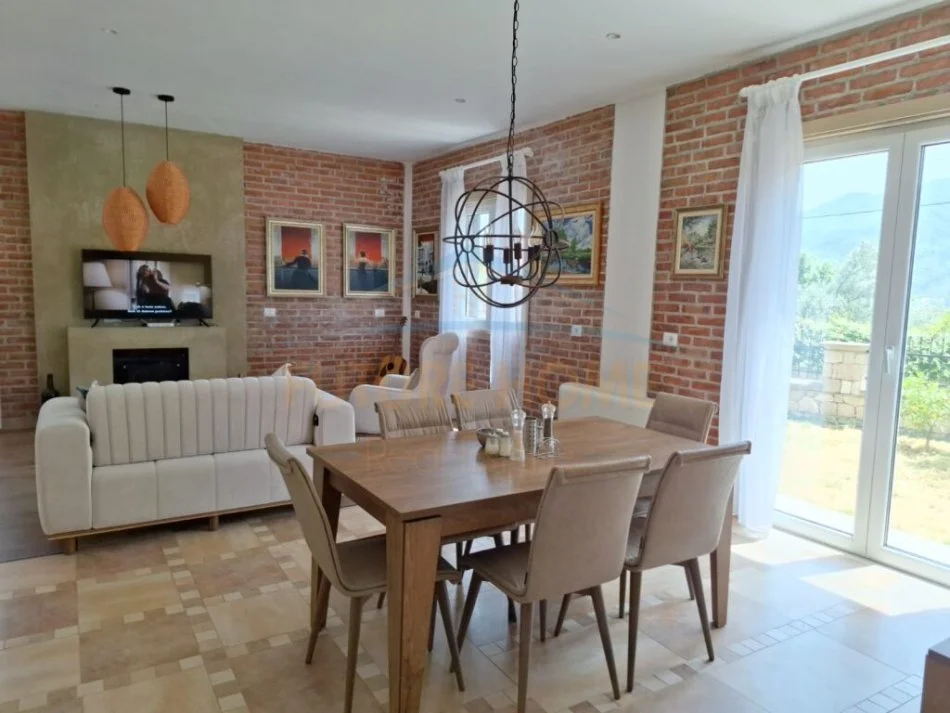 Tirane, jepet me qera Vile , 3.000 € (Mullet)