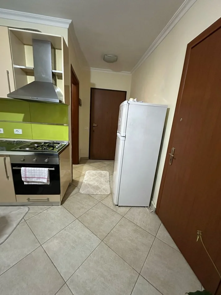 Tirane, jepet me qera apartament 1+1 Kati 3, 50 m² 420 € (Kristal Center)
