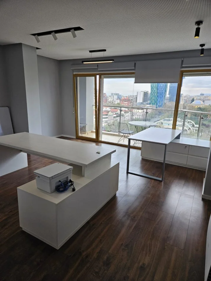 Tirane, jepet me qera zyre Kati 3, 160 m² 3.000 € (Bllok)