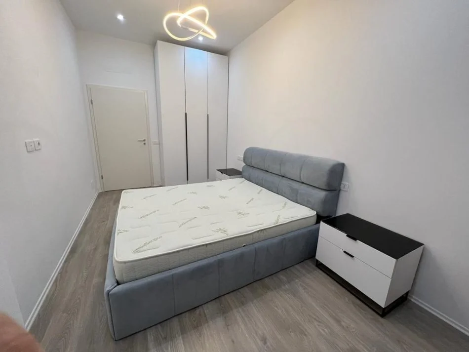 Tirane, jepet me qera apartament 2+1 Kati 3, 100 m² 450 € (Ali Demi)