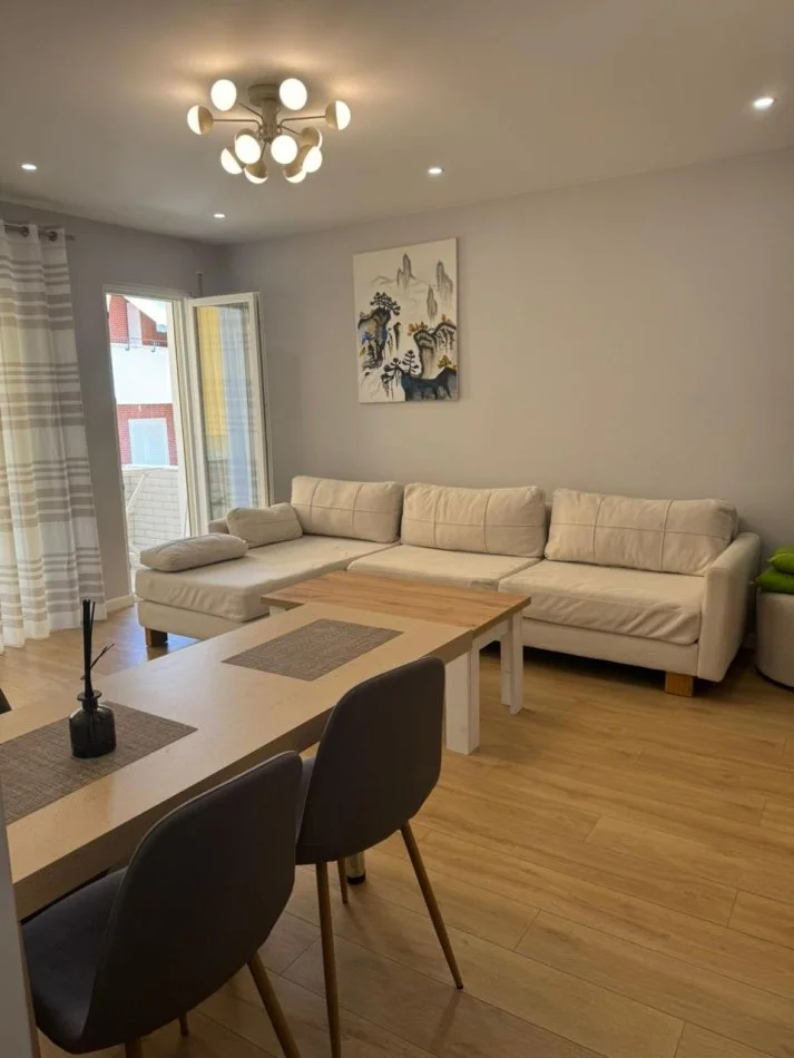 Tirane, jepet me qera apartament 2+1 Kati 4, 93 m² 1.000 € (Liqeni i Thatë)