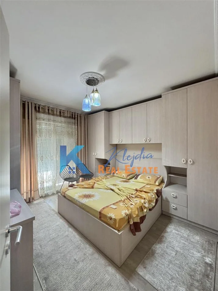 Tirane, jap me qera apartament 1+1+Ballkon Kati 3, 60 m² 600 € (Kompleksi Kontakt, 21 Dhjetori)