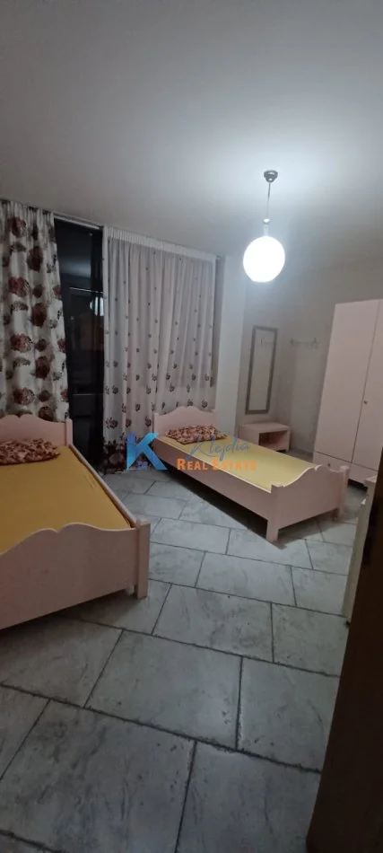 Tirane, jap me qera apartament 2+1 Kati 1, 85 m² (Afer Shkolles se Kuqe, Rruga Qemal Stafa)