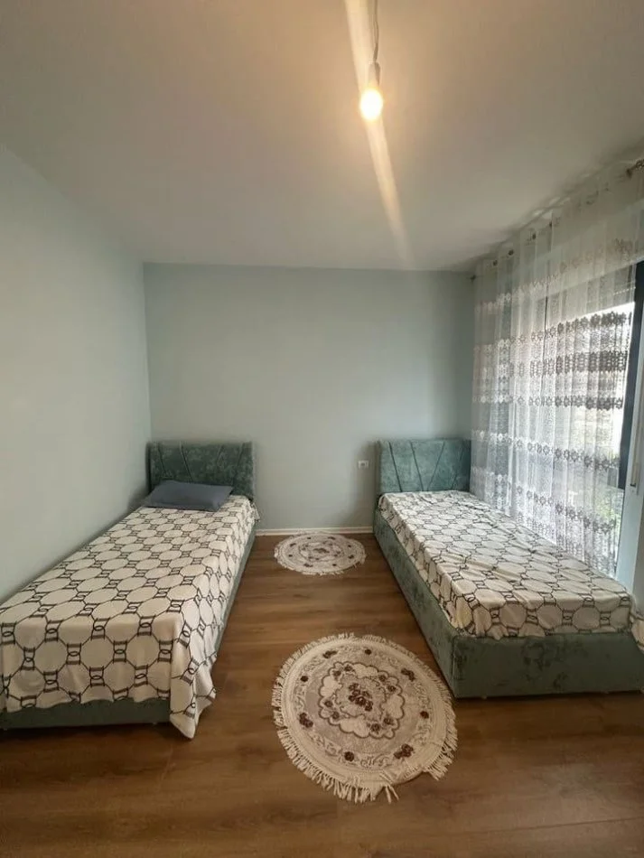 Tirane, jepet me qera apartament 2+1 Kati 4, 105 m² 700 € (Porcelan)