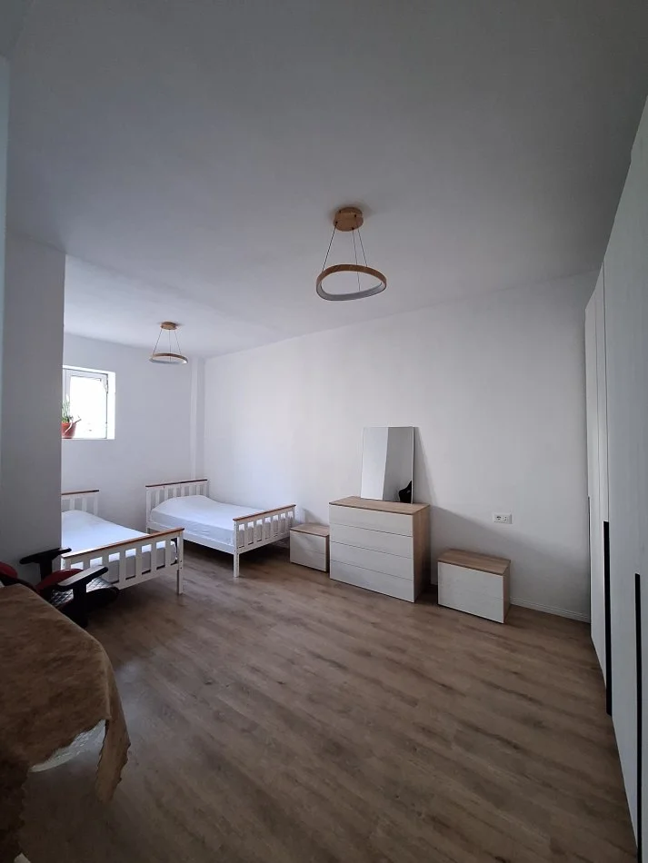 Tirane, jepet me qera apartament 1+1 Kati 2, 74 m² 600 € (Rruga e Barrikadave)