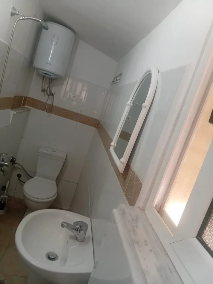 Tirane, jepet me qera apartament 1+1 Kati 1, 100 m² 300 € (21 Dhjetori)