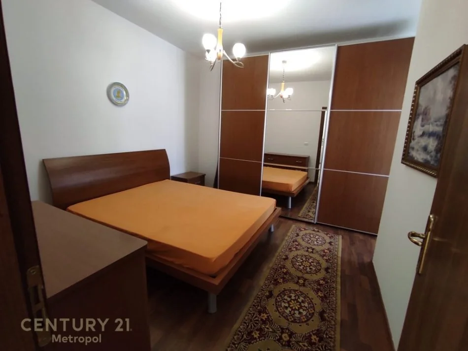 Tirane, jepet me qera apartament 2+1+Ballkon Kati 9, 82 m² 600 € (Rruga Him Kolli)
