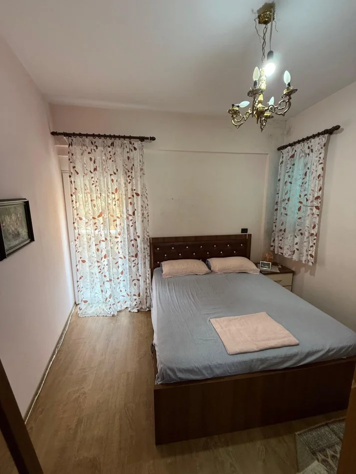 Tirane, jepet me qera apartament 2+1 Kati 3, 100 m² 600 € (Mbikalimi i Komunes)