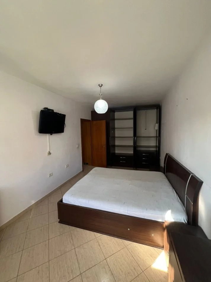 Tirane, jepet me qera apartament 1+1 Kati 5, 65 m² 360 € (Xhamlliku)