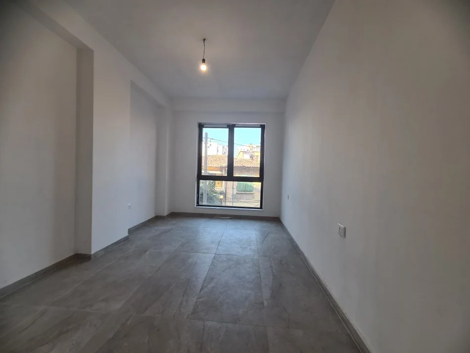 Tirane, shitet apartament 2+1+Ballkon Kati 1, 97 m² 225.000 € (Rruga Myslym Shyri)