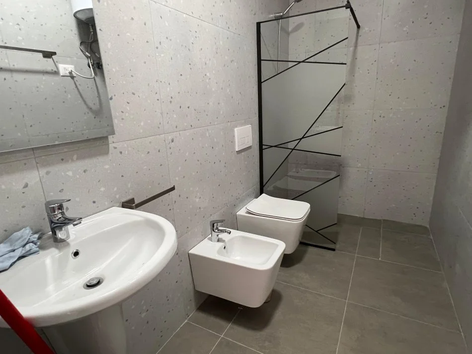 Tirane, jepet me qera apartament 2+1 Kati 1, 89 m² 800 € (Bulevardi i Ri)