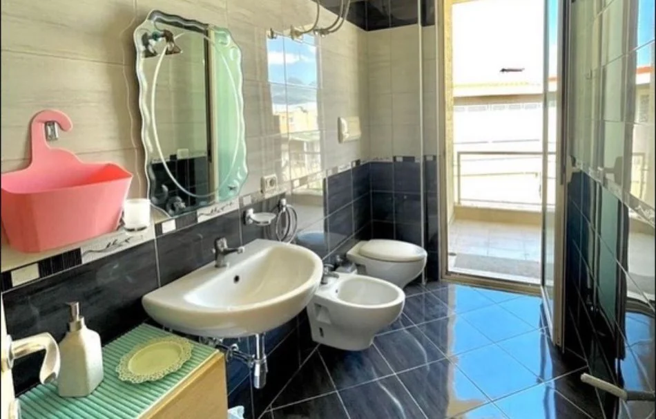 Tirane, jepet me qera apartament 2+1 Kati 2, 90 m² (Liqeni Artificial)