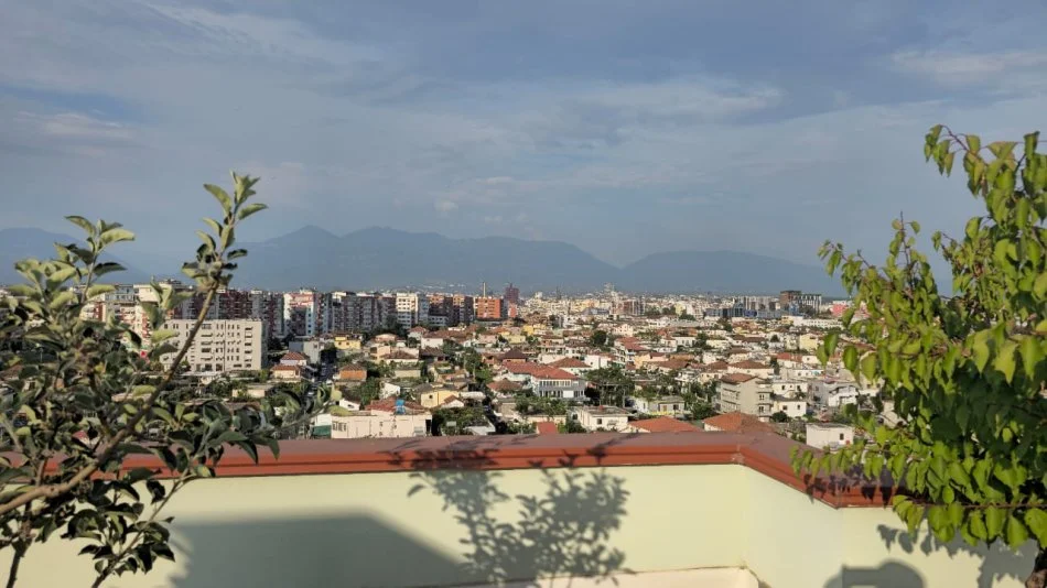 Tirane, jepet me qera apartament 2+1 Kati 11, 300 m² 1.500 € (Yzberisht)
