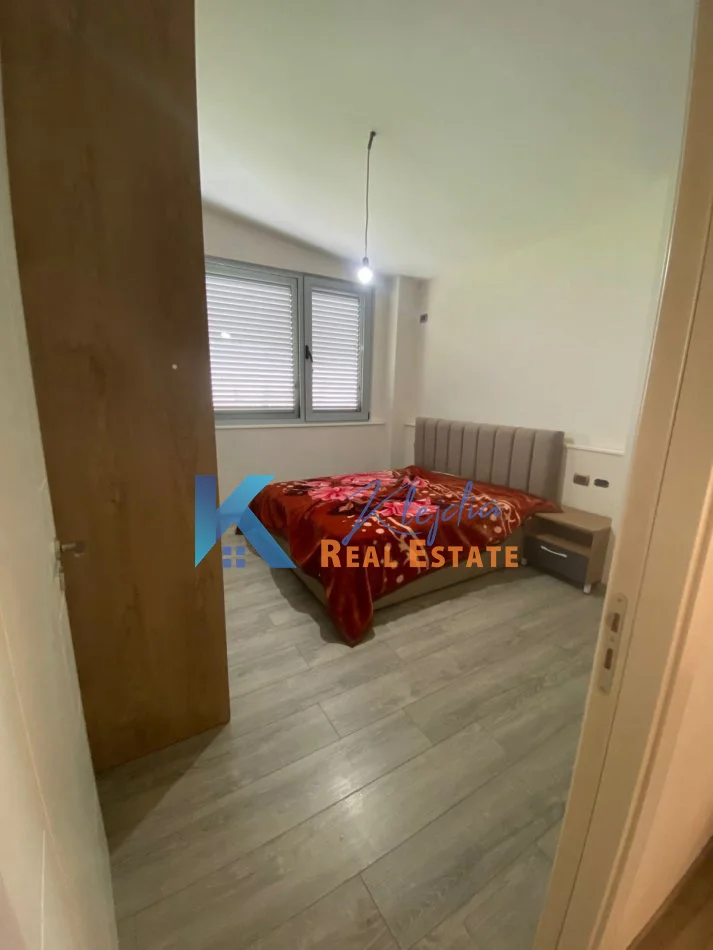 Tirane, jap me qera apartament 1+1+Ballkon Kati 8, 72 m² 500 € (Fusha e Aviacionit)
