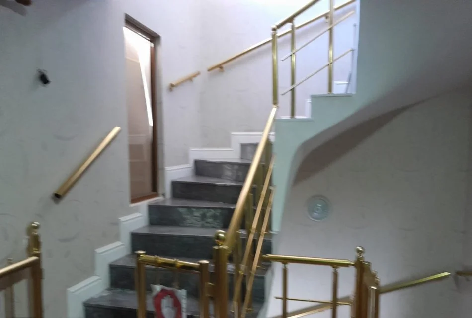 Tirane, jepet me qera Vile 3 Katshe Kati 0, 450 m² 1.500 € (Prane Shkolles s e Bashkuar)