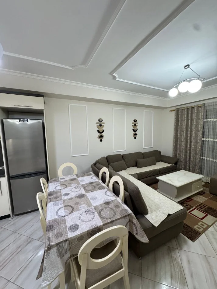 Tirane, jepet me qera apartament 1+1+Ballkon Kati 6, 65 m² 600 € (Komuna e Parisit, rruga Ibrahim Dervishi)