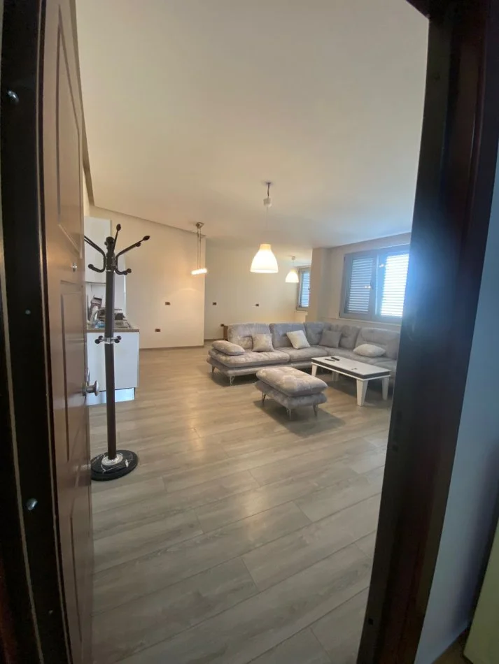 Tirane, jepet me qera apartament 1+1 Kati 8, 72 m² 500 € (Ish-Fusha e Aviacionit)