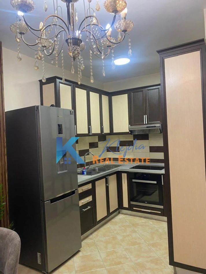 Shqiperi, jap me qera apartament 1+1+Ballkon Kati 2, 65 m² (Mbikalimi i Komunes se Parisit, afer hotel Queen)