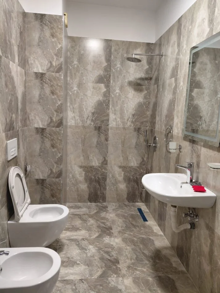 Tirane, jepet me qera apartament 1+1 Kati 4, 70 m² 300 € (Shkoze)