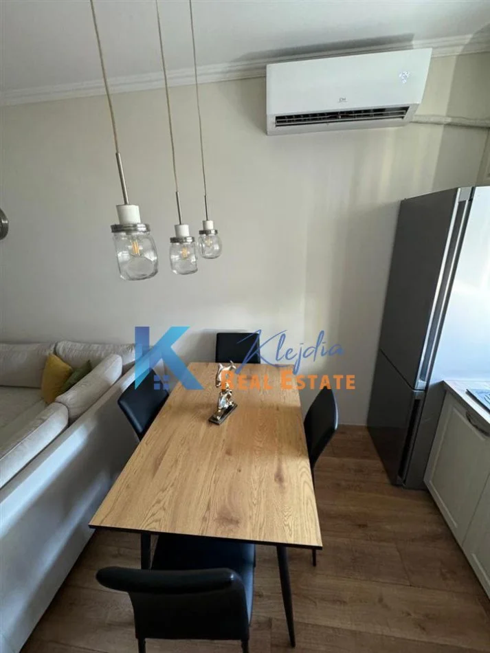 Tirane, jap me qera apartament 1+1+Ballkon Kati 4, 61 m² (Kryqezimi i 21 Dhjetorit)