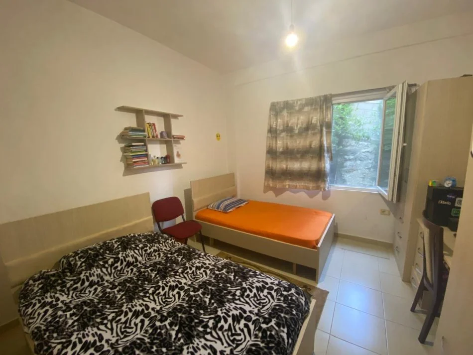 Tirane, jepet me qera apartament 4+1 Kati 1, 130 m² 500 € (Sauk)