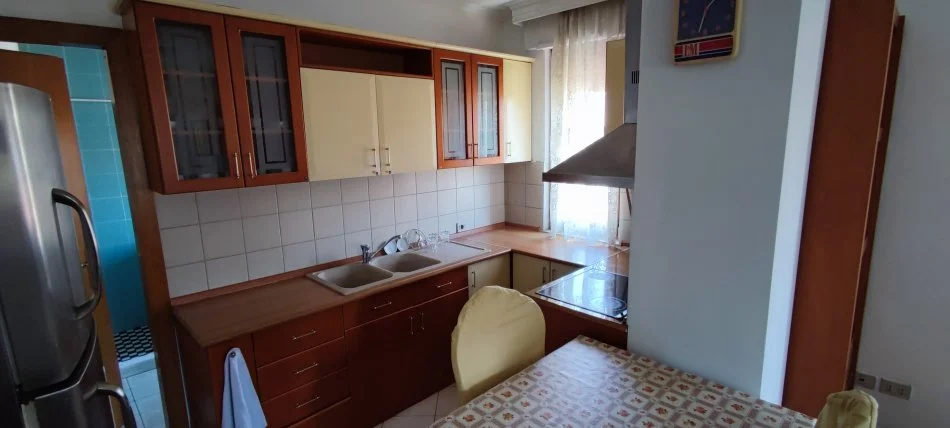 Tirane, jepet me qera apartament 1+1 Kati 6, 70 m² 500 € (Rruga e Barrikadave)