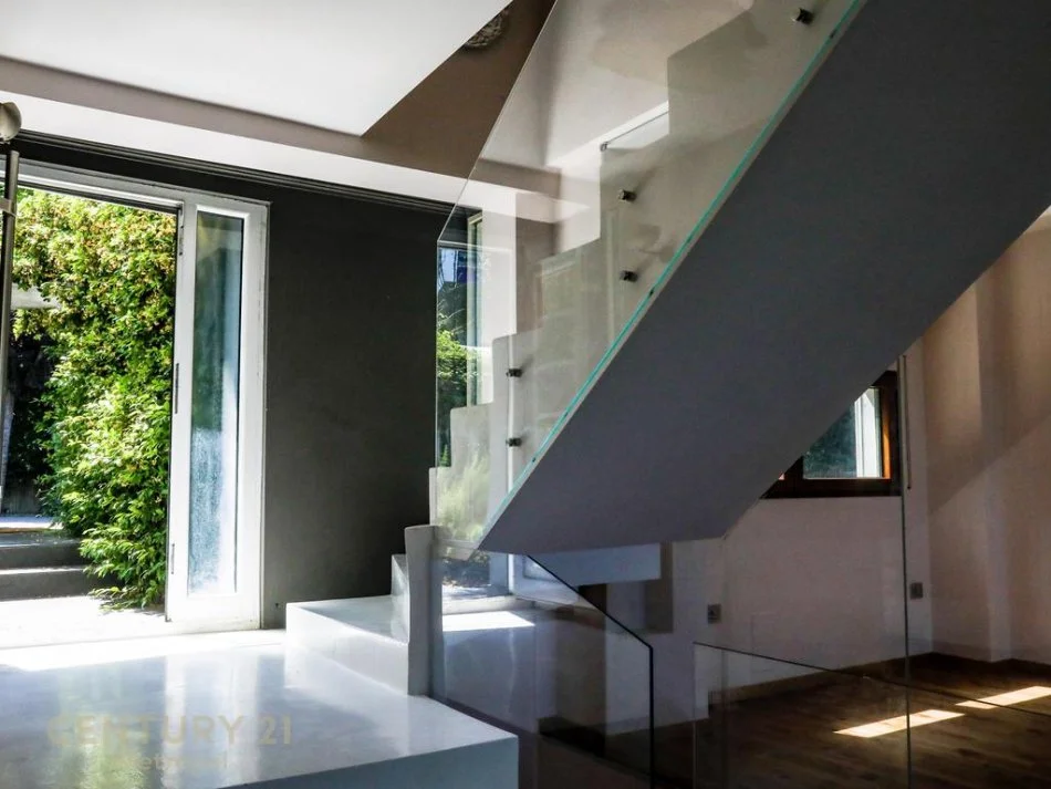 Tirane, shes Vile 4+1 Kati 0, 700 m² 1.650.000 € (long hill residence)