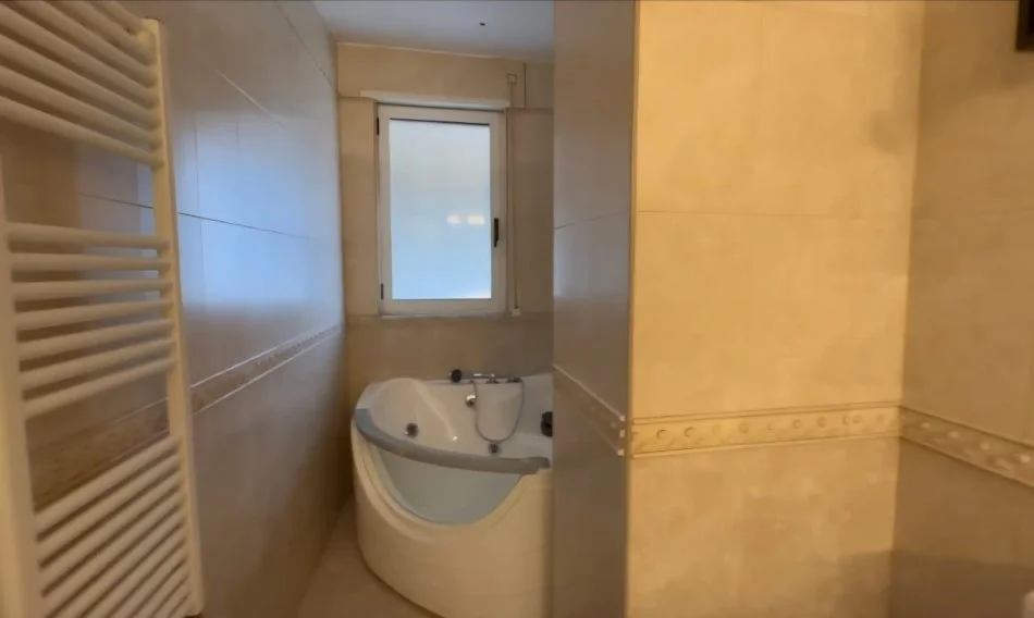 Tirane, jap me qera apartament 2+1+Ballkon Kati 7, 100 m² 800 € (Komuna e Parisit, Kompleksi Kika 1)