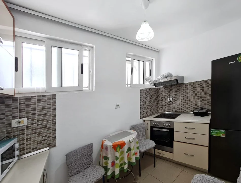 Tirane, jepet me qera apartament 1+1 Kati 0, 70 m² 700 € (Pazari i Ri)