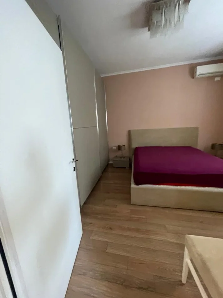 Tirane, jepet me qera apartament 1+1 Kati 3, 65 m² 600 € (Mine Peza)