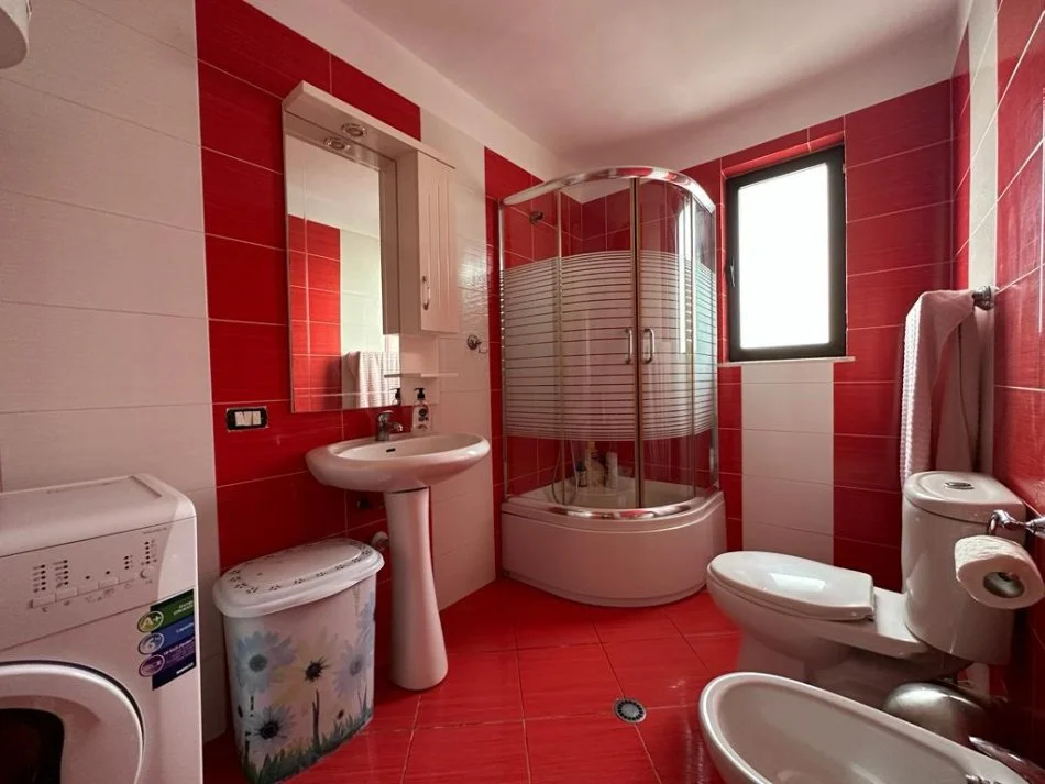 Tirane, jepet me qera apartament 1+1 Kati 5, 67 m² 450 € (Xhamlliku)