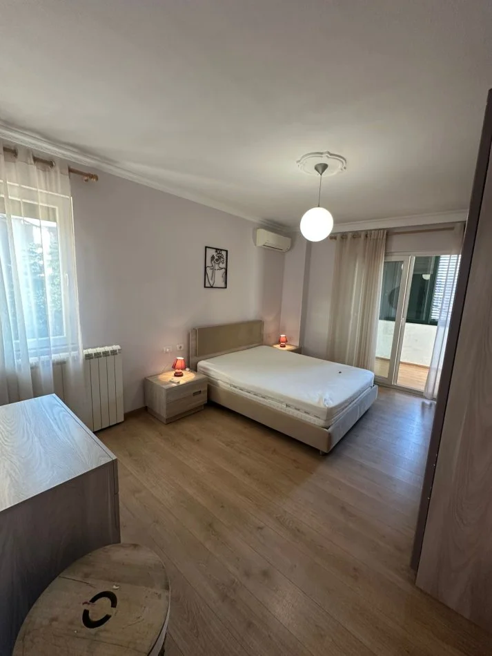 Tirane, jepet me qera apartament 2+1 Kati 2, 117 m² 650 € (Rruga e Elbasanit)