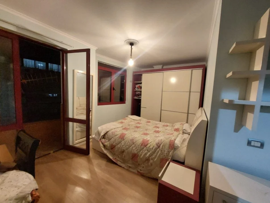 Tirane, jepet me qera apartament 1+1 Kati 6, 100 m² 400 € (Yzberisht)