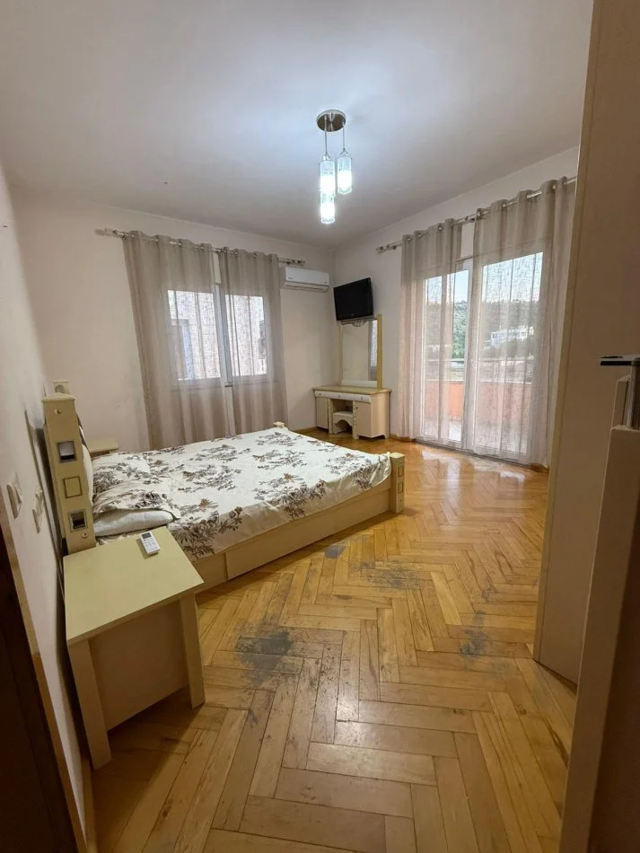 Tirane, jepet me qera apartament 2 Katshe Kati 1, 240 m² 1.500 € (Sauk)