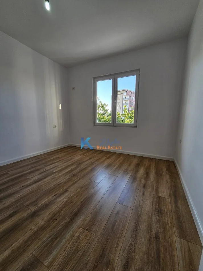 Tirane, shitet apartament 1+1+Ballkon Kati 5, 49 m² 133.000 € (Rruga e Kavajes, afer Xhamise)
