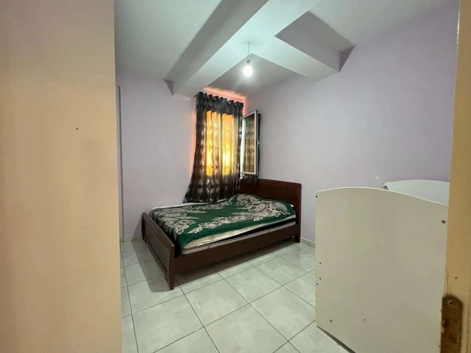 Tirane, jepet me qera apartament 2+1+Ballkon Kati 4, 78 m² 400 € (restorant fresku)