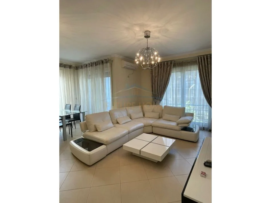 Tirane, jepet me qera apartament 2+1 , 98 m² 700 € (JORDAN MISJA)