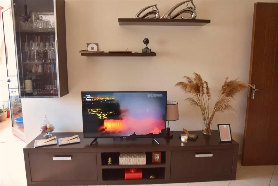 Tirane, jepet me qera apartament 1+1+Ballkon Kati 5, 72 m² 370 € (Fresku, Rruga Muhamet Deliu)