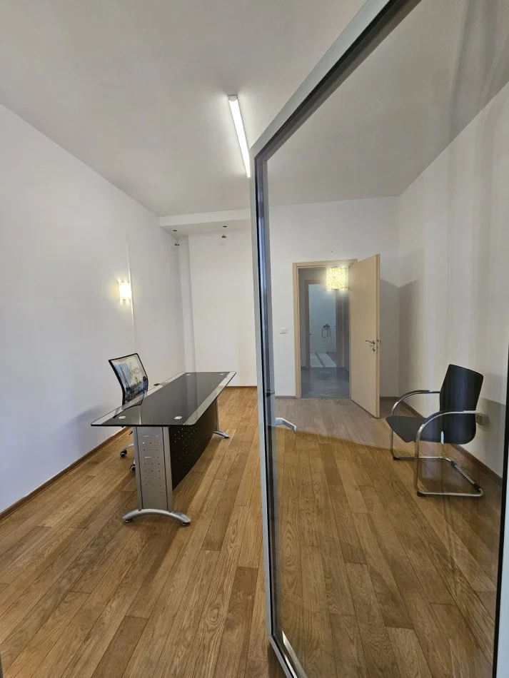 Tirane, jepet me qera zyre Kati 4, 130 m² 1.800 € (Ish-Blloku,rruga Ibrahim Rrugova, prane Tirana Bank)