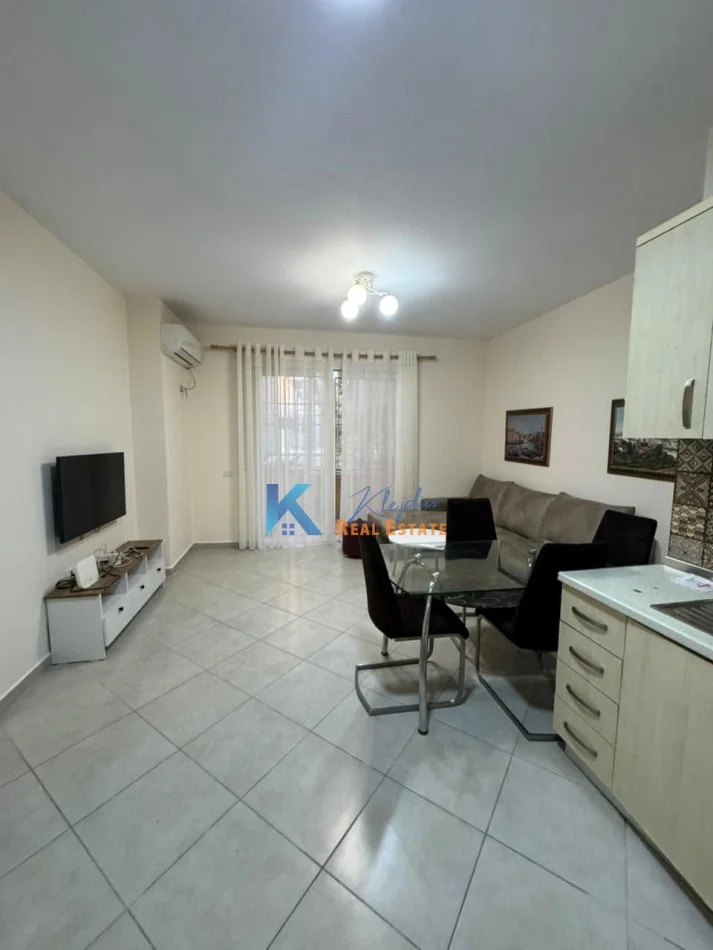 Tirane, jap me qera apartament 2+1+Ballkon Kati 3, 80 m² (Kodra e Diellit, rruga Bill Klinton)