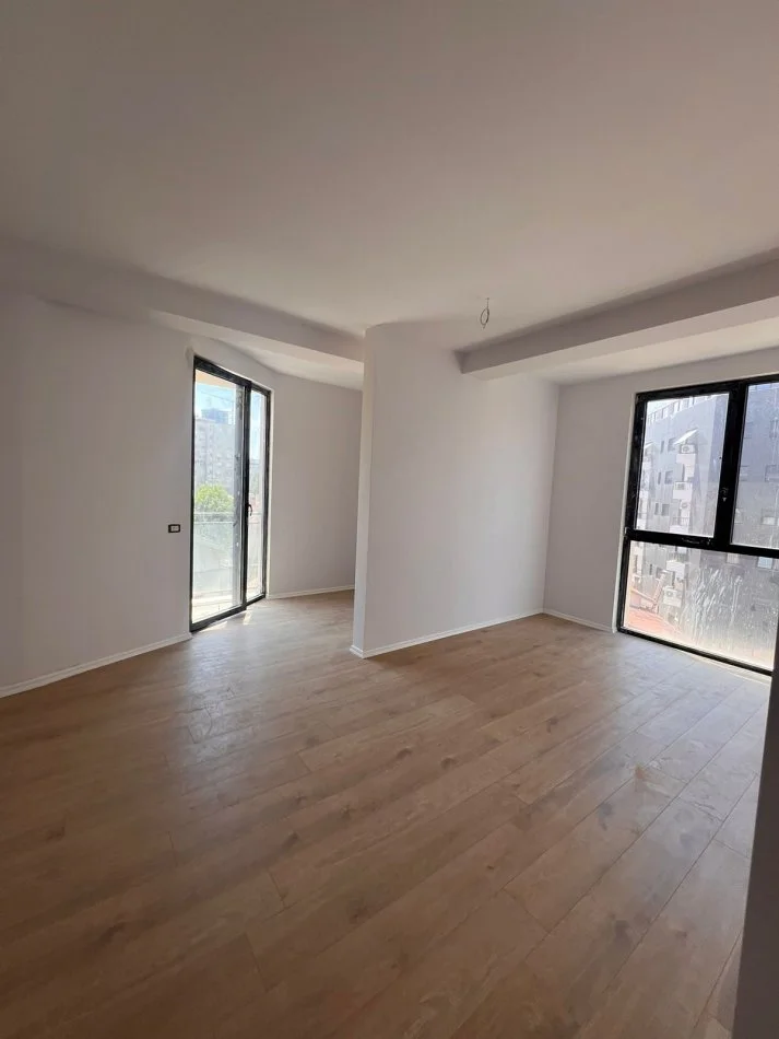Tirane, shitet apartament 2+1+Ballkon Kati 2, 107 m² 225.000 € (Residenca Mine Peza)